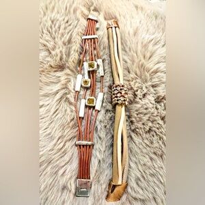 Lot of two bracelets, magnetic clip, great condition! Neutral and pretty!